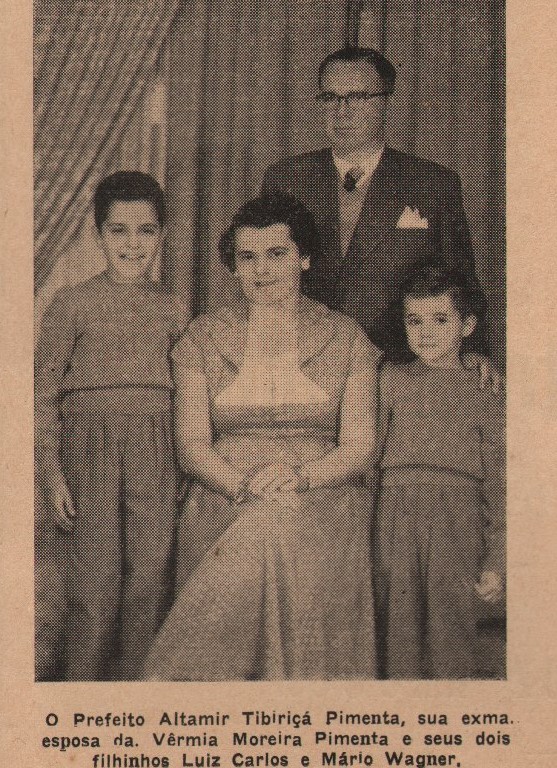 Altamir Tibiriçá era prefeito no centenário de Caraguá, Nesta foto ele está com a mulher Vêrmia, seus filhos Luiz  ( o maior) e Mario, em 1957. Reprodução da Revista Fagulha. APMC 