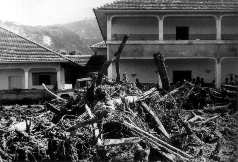 Santa Casa de Caraguatatuba destruiía na Catástrofe de 1967- Foto Apmc Arino S. Barros