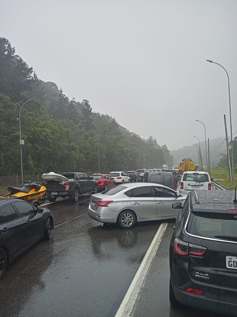 Tamoios ontem no sentido São Jose- Caraguatatuba . Foto Wagner Garcia