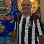 Professor Luiz Sales do Nacimento, sempre quandp pode troca a beca pela camisa do Santos F.C 