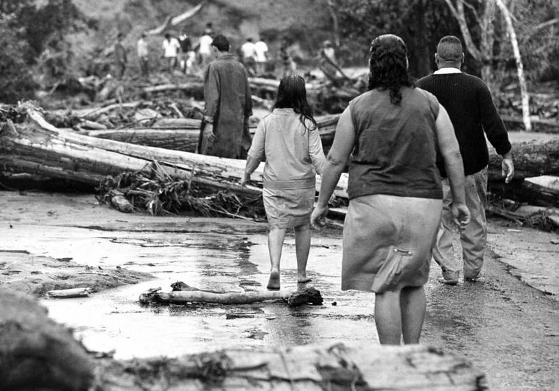 Troncos e lamas na Catástrofe de Caraguatatuba 1967 -Foto APMC