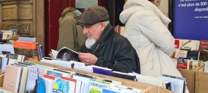 Senhor francês apreciando livros na Gilbetr. Foto Marcos Ozores 