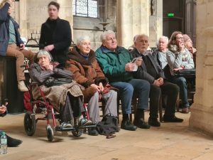 Velhinhos de Paris aguarda o concerto na Igreja Saint Merry -Foto M; Ozores 