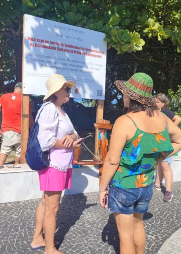 Ceminha Mendes ( de branco), Angélica dos Santos de Costa e Edna do Dito Chico comemoram a placa de autorreconhecimento 